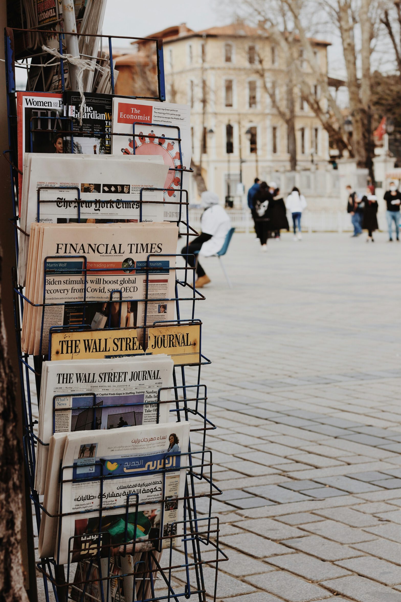 Foto von Zeitungen und Zeitschriften auf einem Ständer bei einem Kiosk statt in der Zeitschriften-Datenbank Nexis Uni