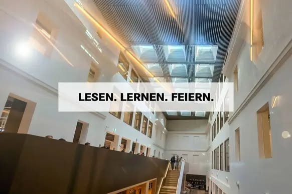 Foto vom Innenraum der Stadtbibliothek im Haus der Bildung mit dem Schriftzug: LESEN. LERNEN. FEIERN.